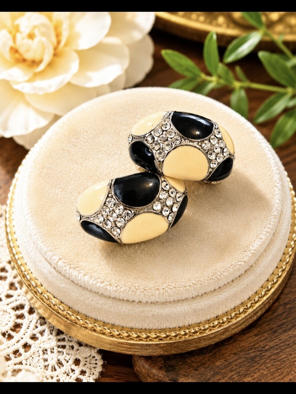 Vintage clip on earrings/ hrinstones